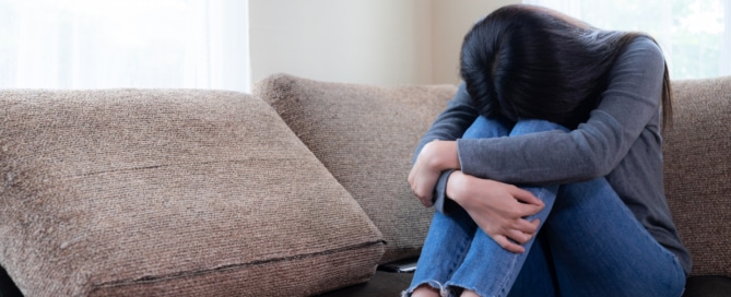 emocional-joven-estaba-deprimida-sofa